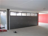 Porta garage con sezione vetrata