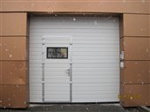 Porta sezionale industriale con porta pedonale ins